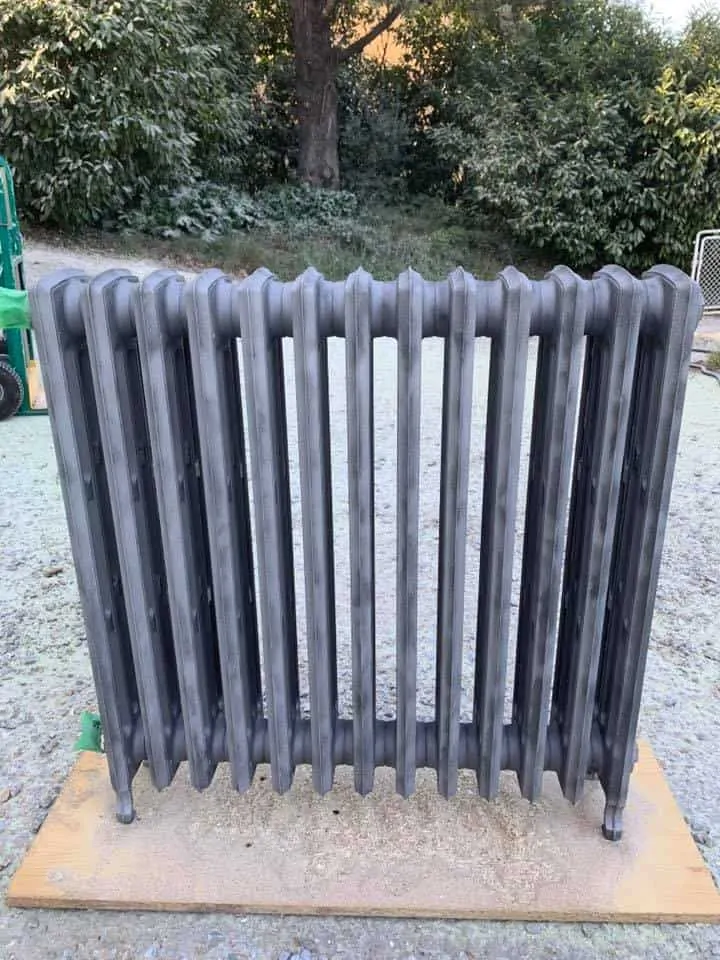 Radiateur en fonte après décapage laser, matière à nu