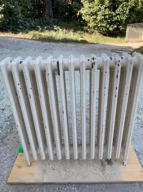 Radiateur en fonte avant décapage laser, peinture écaillée